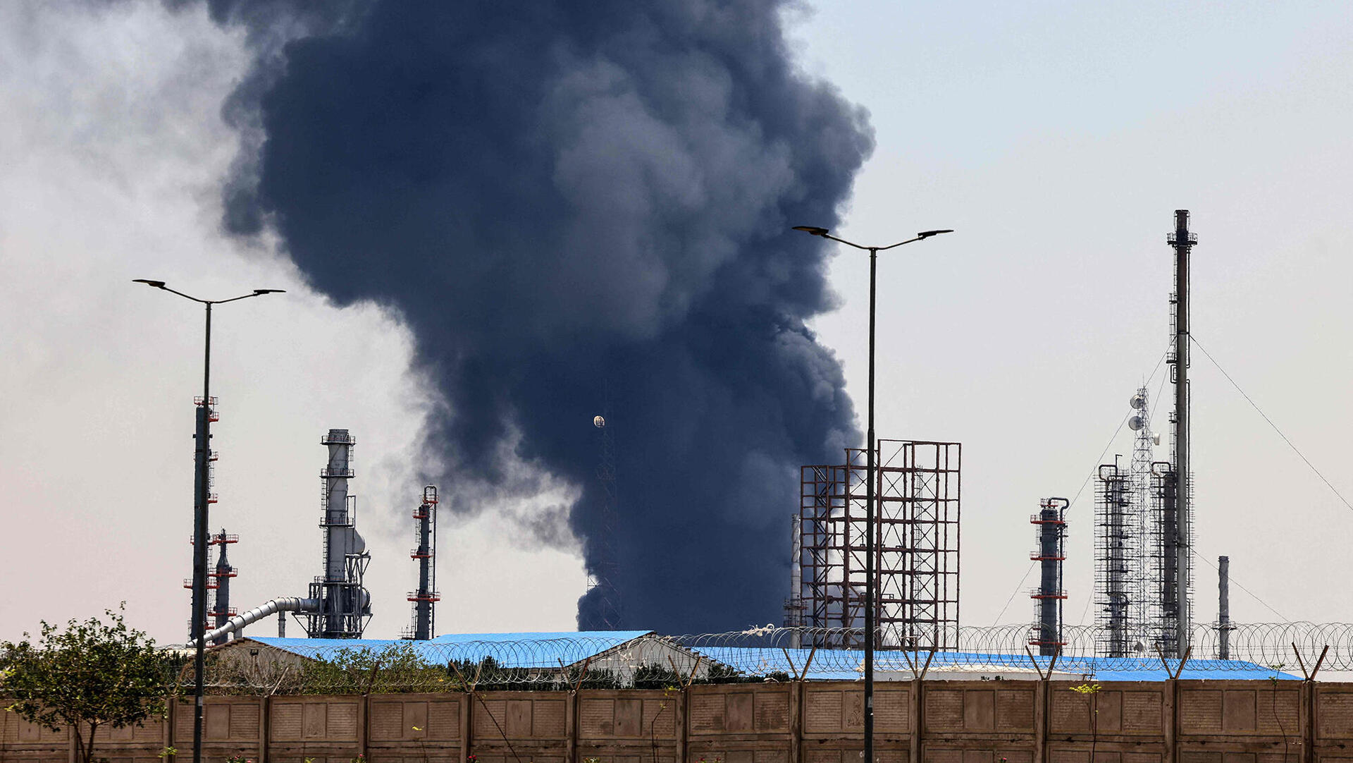 עשן עולה מבתי הזיקוק ליד טהראן ב 15.6.25