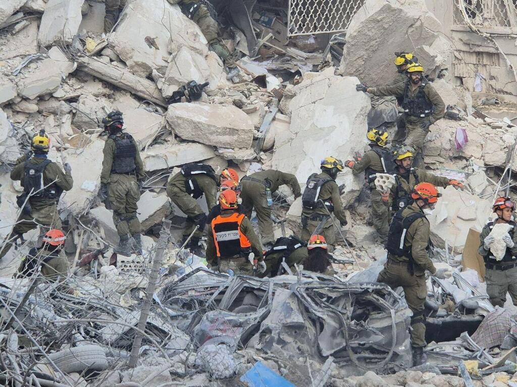 החיפושים אחר לכודים בבת ים ( יואב קרן) זירה זירת נפילה בת ים טיל איראני הרס הריסות איראן עם כלביא