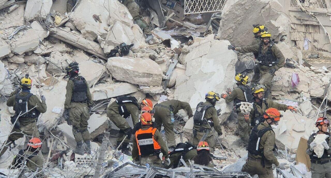 זירה זירת נפילה בת ים טיל איראני הרס הריסות איראן עם כלביא