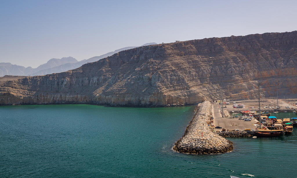 מצרי הורמוז. איראן מייצרת 1.7 מיליון חביות ביום של נפט הניתן לייצוא (צילום: Shutterstock/ Paulo Miguel Costa) מצר מיצר מצרי הורמוז אירן