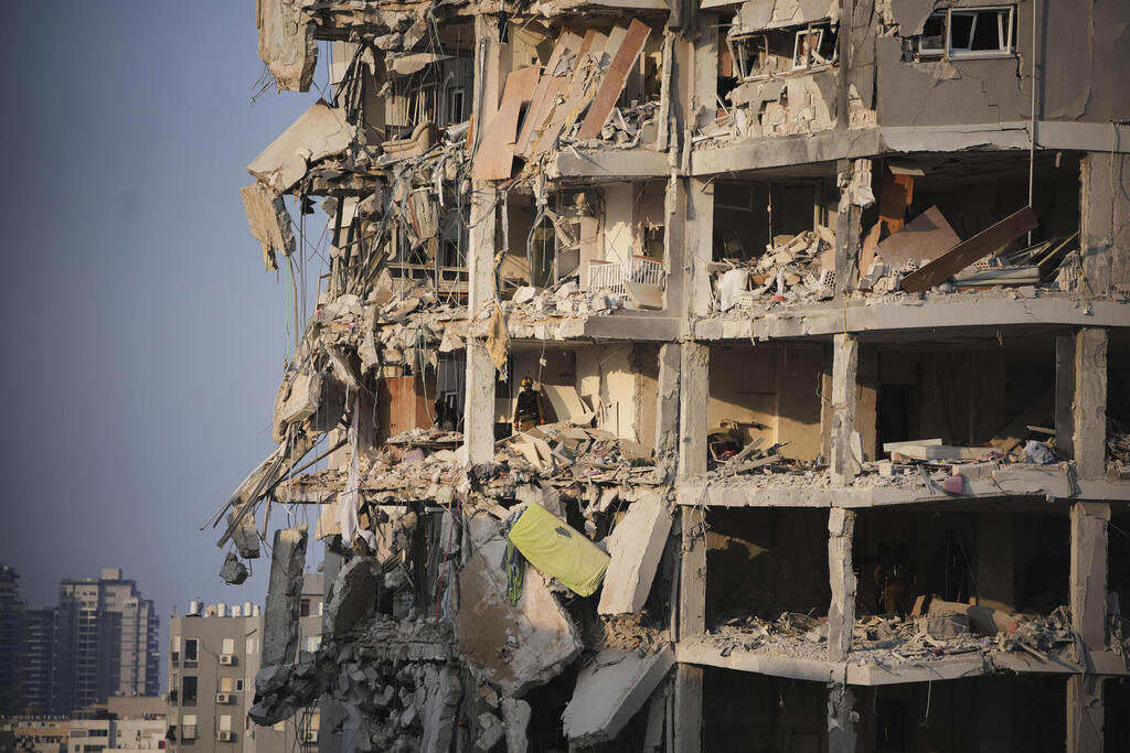 בניין שנפגע הלילה (צילום: AP Photo/Ohad Zwigenberg) בית ליד תל אביב ש נפגע מ מטח מ איראן 15.6.25