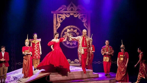 מתוך ההצגה מלך סיאם ב תיאטרון אורנה פורת פנאי