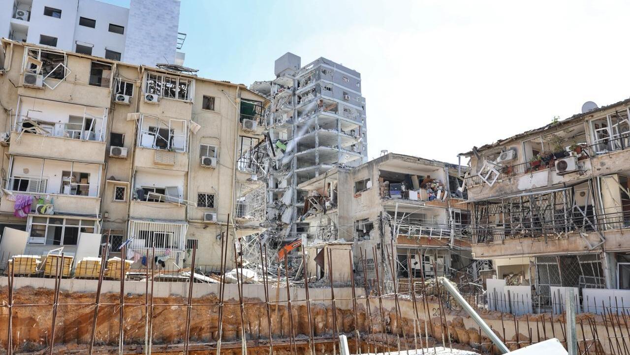 הרס ב בת ים ירי טילים מ איראן מבצע עם כלביא