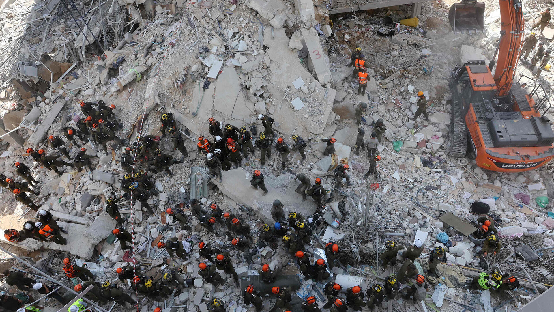 זירת ההרס ב בת ים בעקבות נפילת טיל בליסטי ששוגן מ איראן