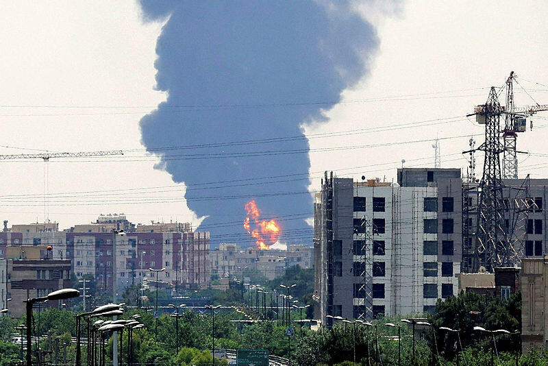 תקיפה של צה"ל מדרום לטהרן, אתמול (צילום: ATTA KENARE / AFP) תקיפה של צה"ל מדרום ל טהרן מלחמה עם איראן 15.6.25