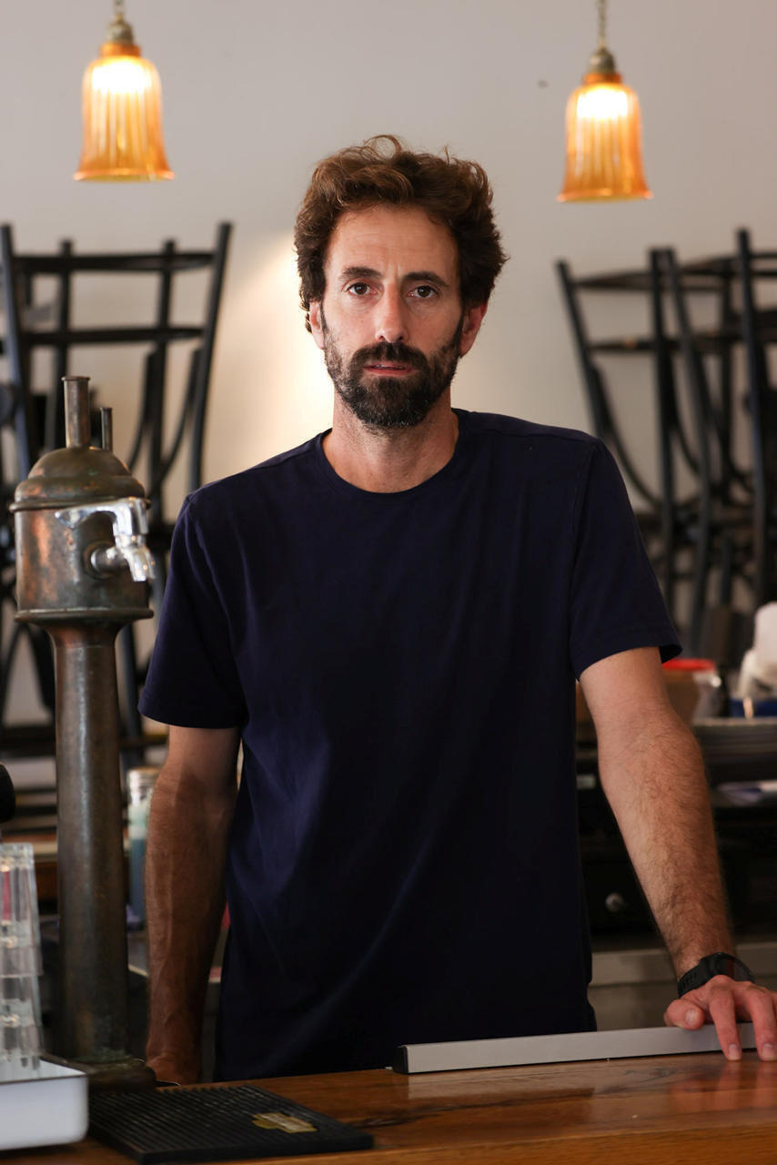 אסף בריט, קפה התחתית: הלקוחות מאוד צמאים לנקודת השפיות הזאת שמסמלת להם שלמרות כל המצב הכאוטי, יש גם דברים שהם קבועים ובטוחים"
(צילום: יריב כץ) פנאי אסף בריט