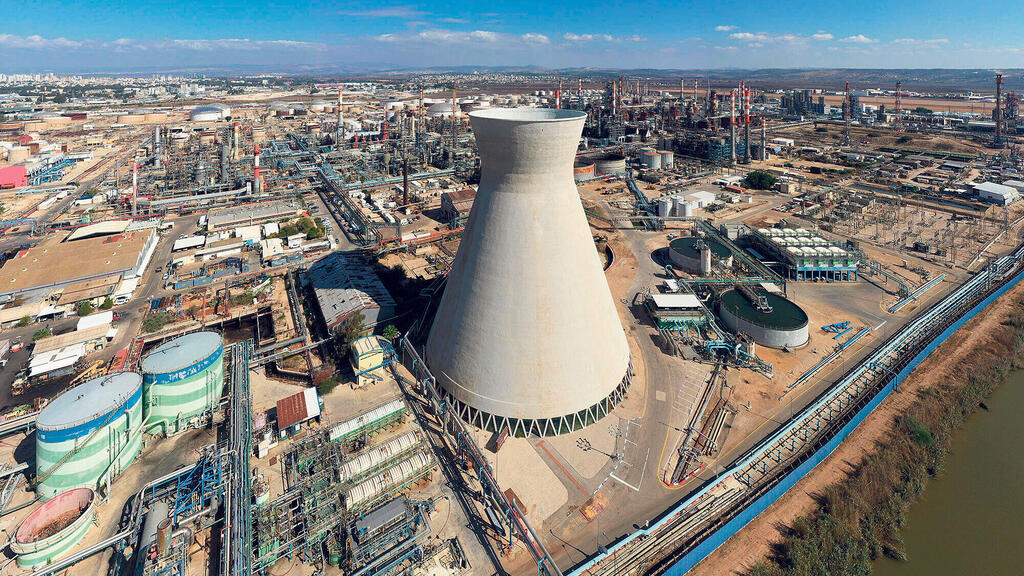 מתקן בזן במפרץ חיפה (צילום: דניאל לבטובסקי) מתקן הזיקוק של בזן במפרץ חיפה