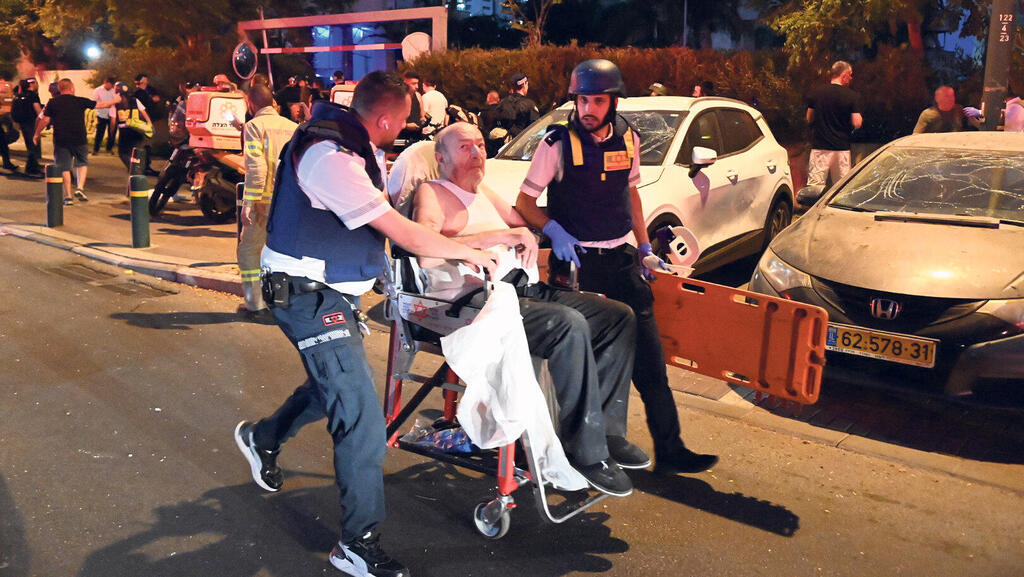 נפגעים מנפילת טיל פגיעה ישירה ב פתח תקווה