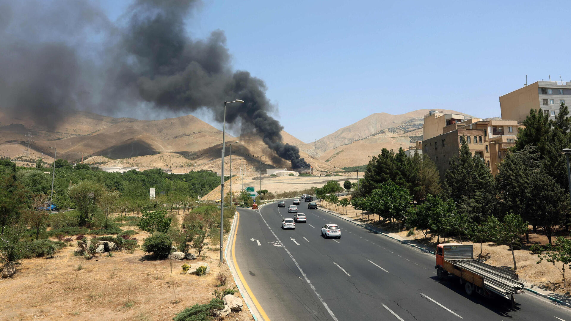 עשן מיתמיר מ שדה נפט ליד טהרן 16.6.25