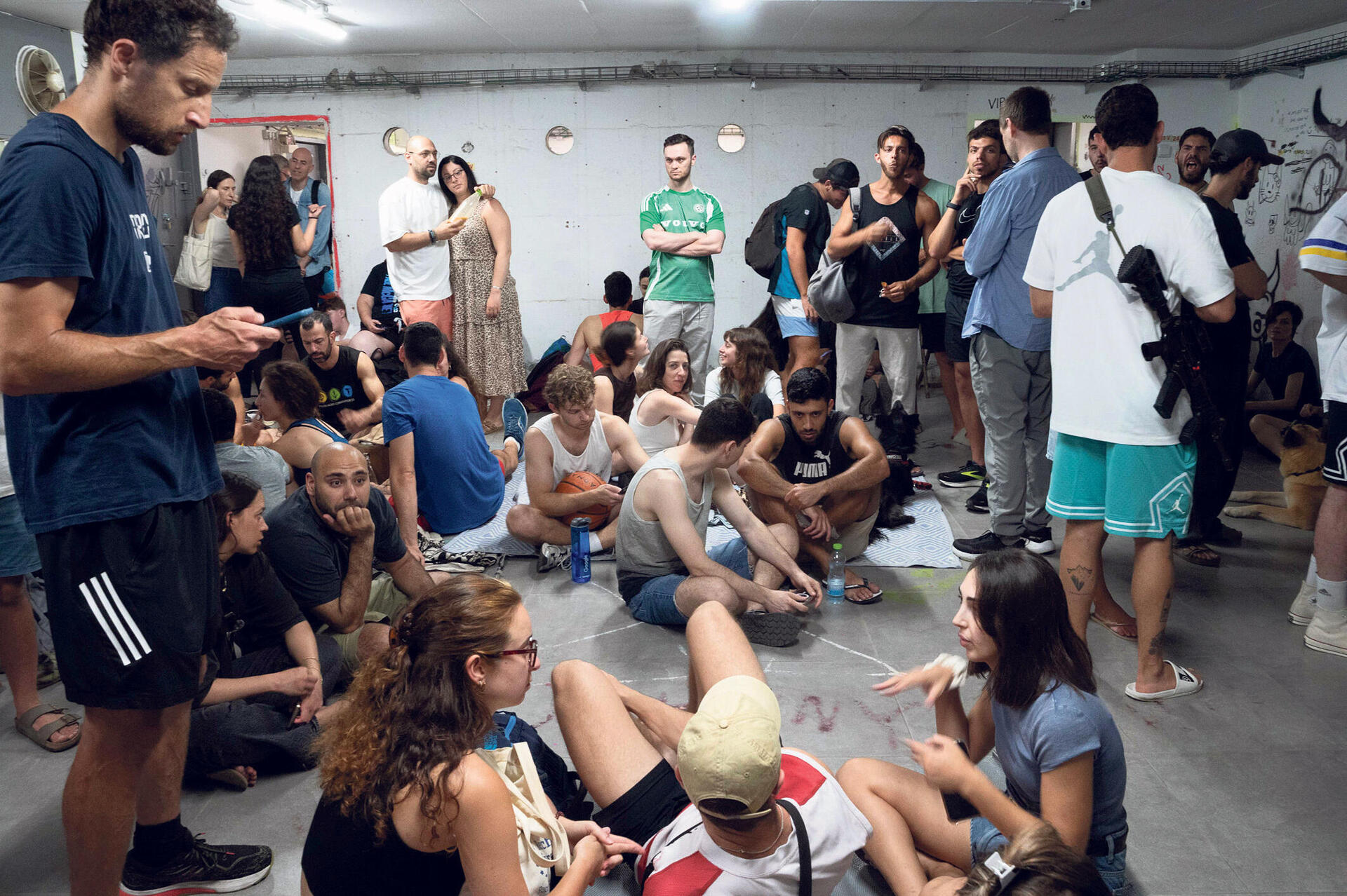 אזרחים מתמגנים ב מקלט מקלטים בתל אביב