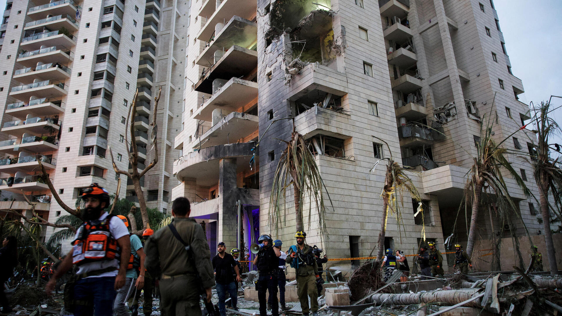 בניין ב פתח תקווה ש נפגע מ טיל מ איראן 16.6.25