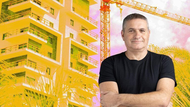 מנכ"ל במבי מארק זאבי על רקע מבנה שנפגע