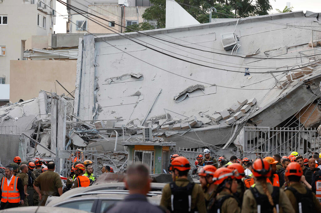 זירת הנפילה בבני ברק (צילום: Jalaa MAREY / AFP) זירת נפילה ב בני ברק נפילת טיל מלחמה עם איראן 16.6.25