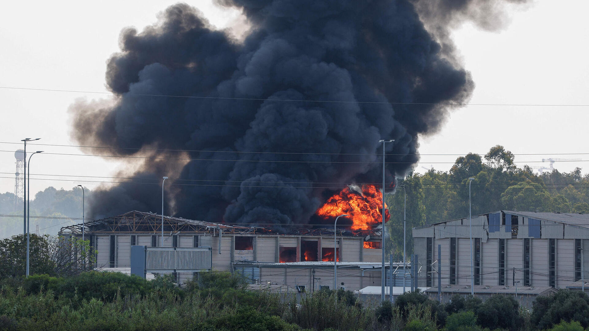 פגיעה ישירה ב הרצליה מלחמה עם איראן אש עשן