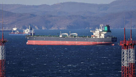 טראמפ הבטיח להגן על מכליות במצר הורמוז, העליות במחיר הנפט התמתנו