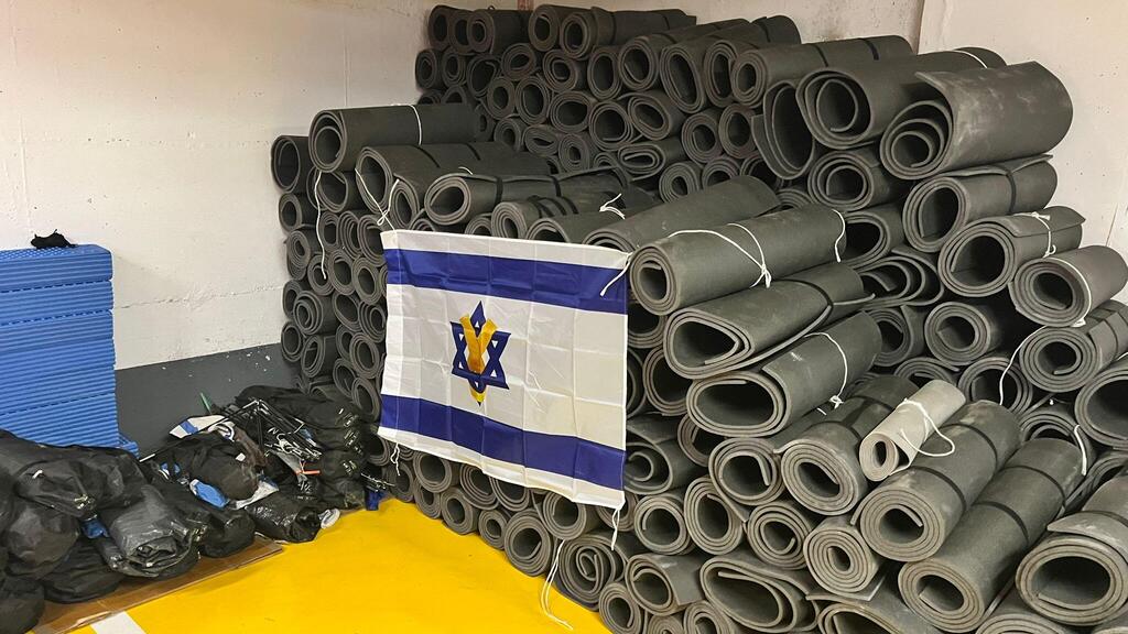 ערימת מזרונים ועליהם דגל ישראל במתחם החדש שבונים אחים ואחיות לנשק בחניון הדיזנגוף סנטר בת"א