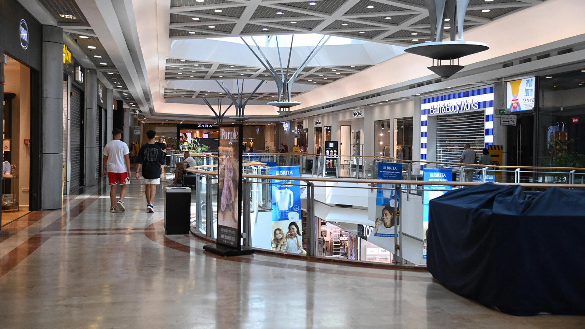 חנויות סגורות קניון ריק