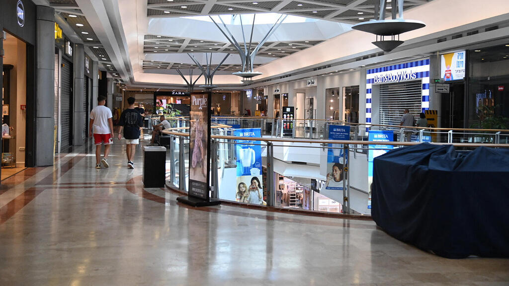 חנויות סגורות קניון ריק