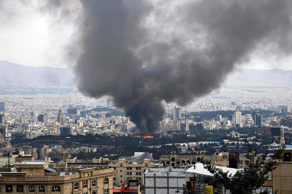 תקיפה של חיל האוויר במרכז טהרן (צילום: Stringer/Getty Images) עשן מיתמר במרכז טהרן