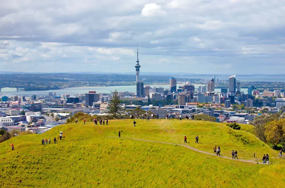 העיר אוקלנד בניו זילנד. "האנשים שלנו הם כוח־העל האמיתי שלנו" (צילום: Scott E Barbour/The Image Bank RF/Getty ) אוקלנד ניו זילנד הערים הטובות 2025