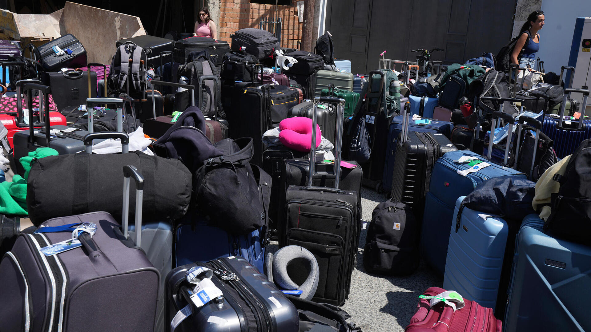 מזוודות של ישראלים בלרנקה קפריסין