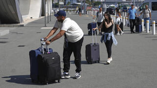 ישראלים עולים על אוניית חילוץ ב נמל לימסול קפריסין 19.6.25