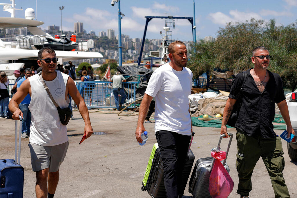 ישראלים במל חיפה אחרי שירדו מאוניית חילוץ במבצע עם כלביא (צילום: Jalaa MAREY / AFP) ישראלים ב נמל חיפה אחרי ש ירדו מ אוניית חילוץ 19.6.25