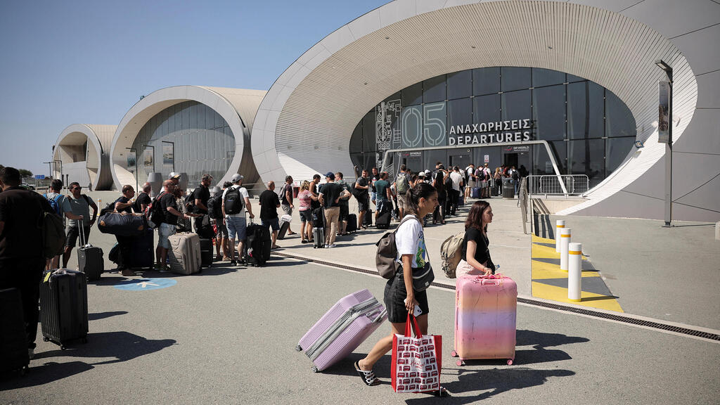 ישראלים בתור לטיסות החילוץ בלרנקה, קפריסין (ארכיון) (צילום: REUTERS/ Yiannis Kourtoglou) לרנקה קפריסין נוסעים ישראלים טיסת חילוץ מלחמה איראן 19.6.25