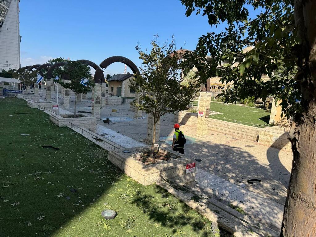 אחת מהזירות שנפגעו בחיפה (צילום: איתן גליקמן) נפילה בחיפה טילים איראן עם כלביא