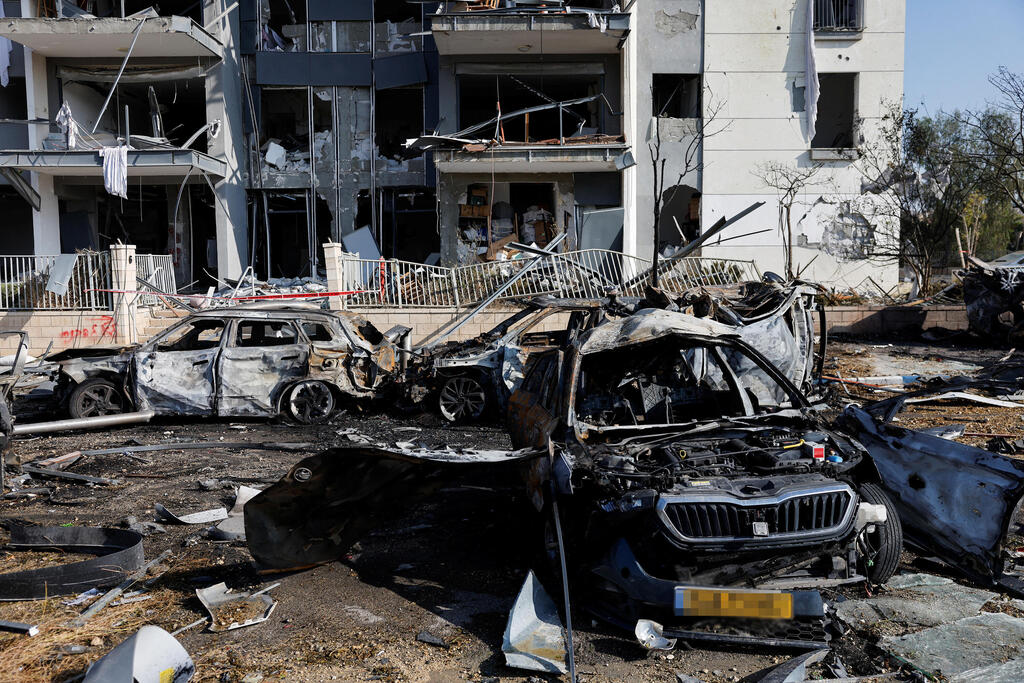 הפגיעה בבאר שבע, הבוקר (צילום: REUTERS/Amir Cohen) פגיעת טיל איראני 2 ב באר שבע ב"ש מלחמה עם איראן 20.6.25