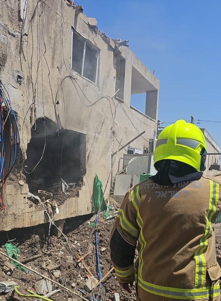 הנזק מפגיעה ישירה של כטב"ם בבית פרטי בבית שאן (צילום: כבאות והצלה ישראל) כטב"ם איראני התפוצץ על בית ב בית שאן מלחמה עם איראן עם כלביא