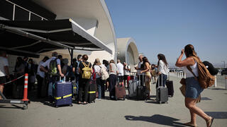 תיירים ישראלים ב לרנקה קפריסין מחכים לעלות על אונייה של חברת מנו ספנות