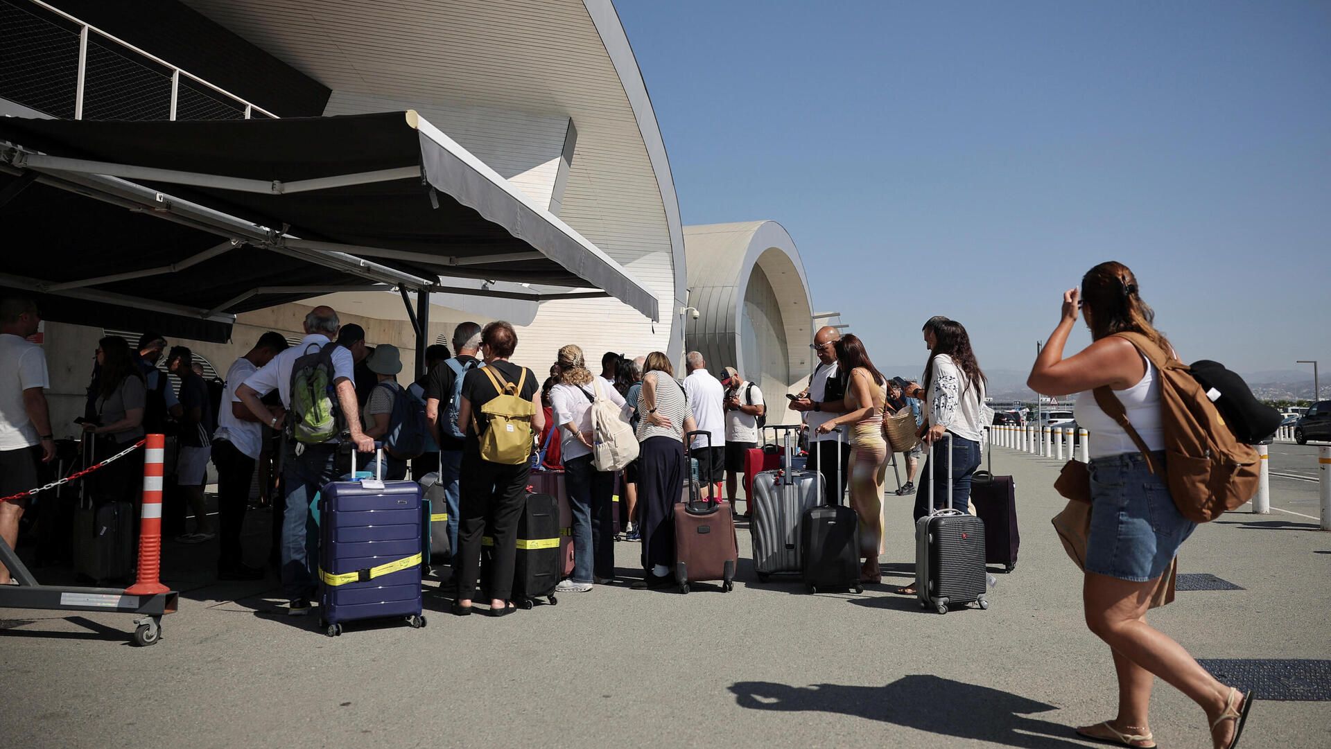 תיירים ישראלים ב לרנקה קפריסין מחכים לעלות על אונייה של חברת מנו ספנות