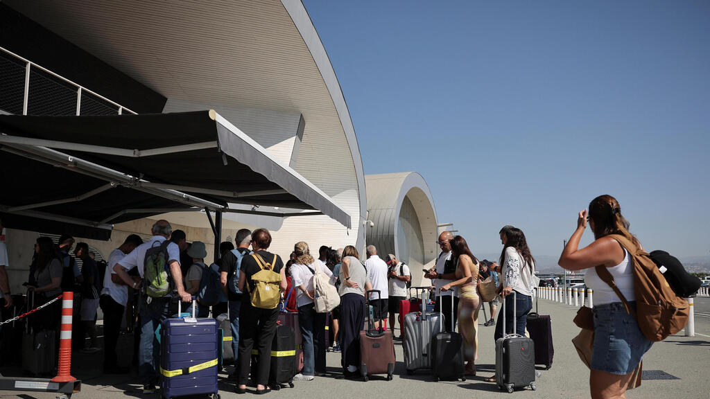 תיירים ישראלים ב לרנקה קפריסין מחכים לעלות על אונייה של חברת מנו ספנות