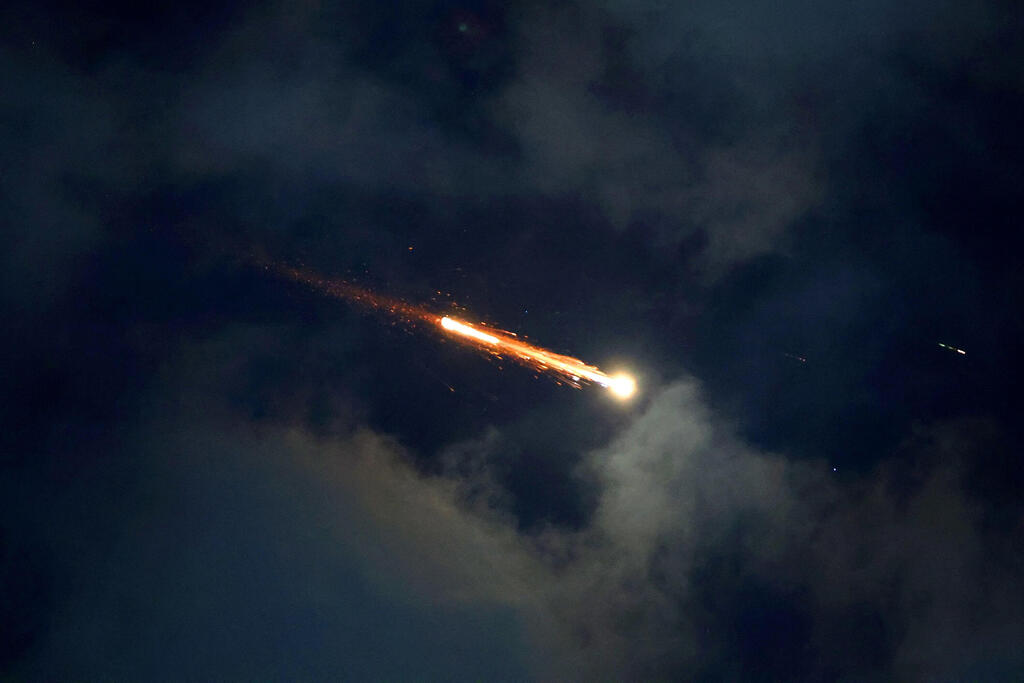 יירוטים בלילה בשמי נתניה (צילום: JACK GUEZ / AFP) יירוט יירוטים ב שמי נתניה טילים איראן מלחמה עם כלביא