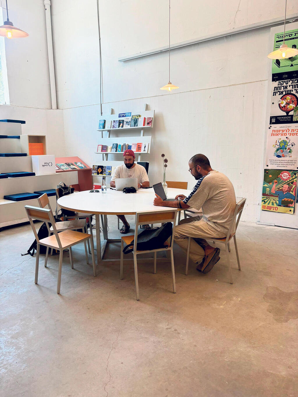 בית רדיקל השבוע. "אנחנו מכבדים את הנחיות פיקוד העורף ולא מקיימים אירועים במקום, אבל בית הקפה והחנות שלנו פתוחים לטייק אוויי והמוני אנשים הזמינו מאיתנו ספרים" פנאי בית רדיקל חלל עבודה משותף