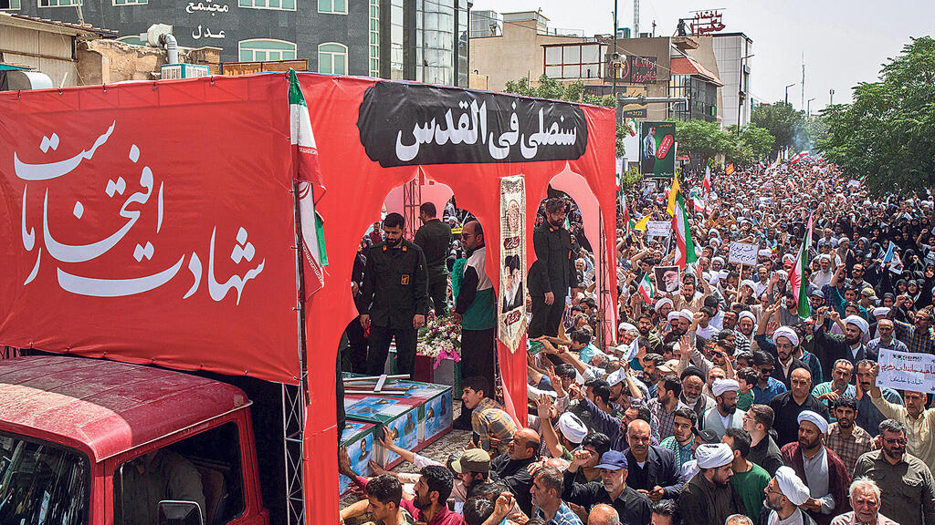 Mass funeral for Iranians killed in air force bombings (Photo: Reuters/ Ahmad Zohrabi) הלוויה המונים הלווייתם של איראנים שנהרגו בהפצצות חיל האוויר