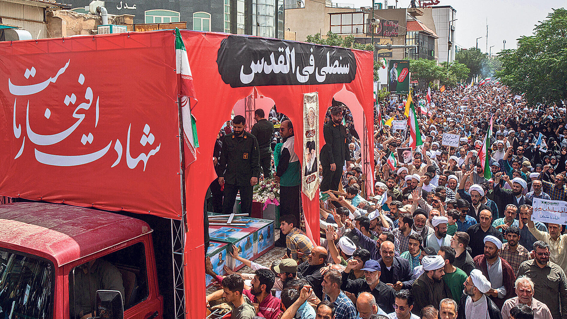הלוויה המונים הלווייתם של איראנים שנהרגו בהפצצות חיל האוויר