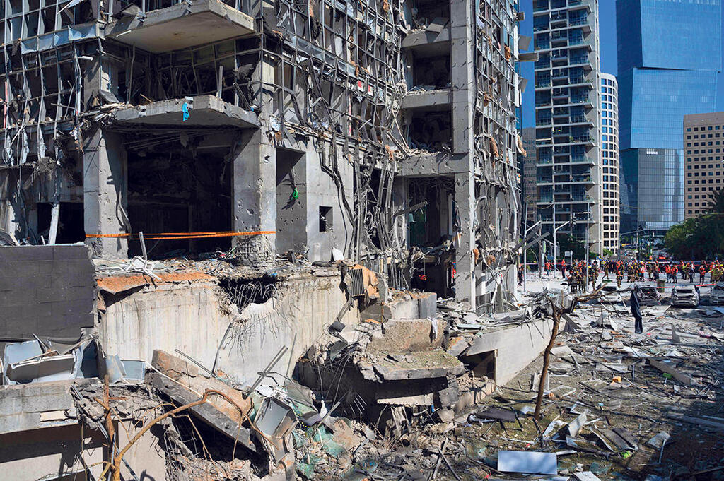 בניין מגורים שספג פגיעה ישירה ב רמת גן