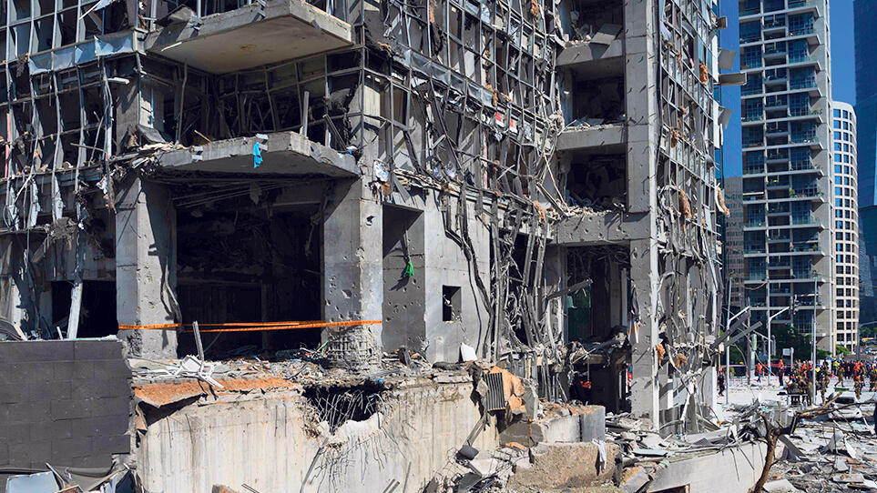 בניין מגורים שספג פגיעה ישירה ב רמת גן