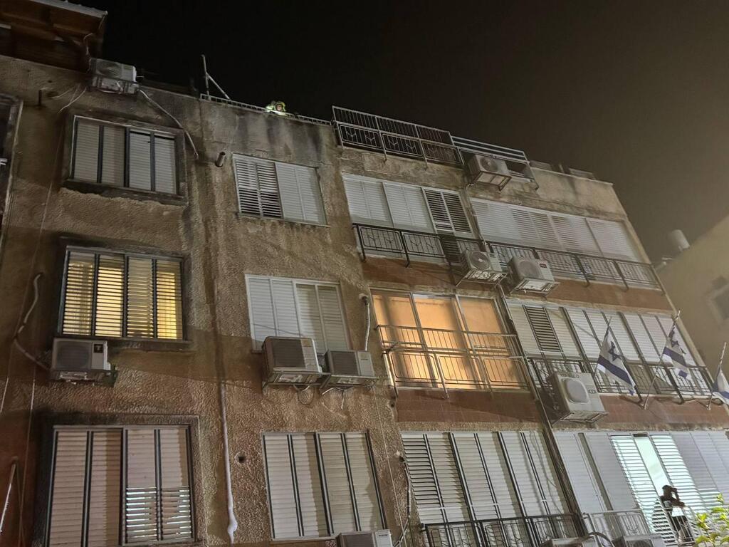הבניין שנפגע בחולון (צילום: מאיר תורג'מן) שריפה ב בניין ב חולון בעקבות פגיעה ישירה של טיל איראני