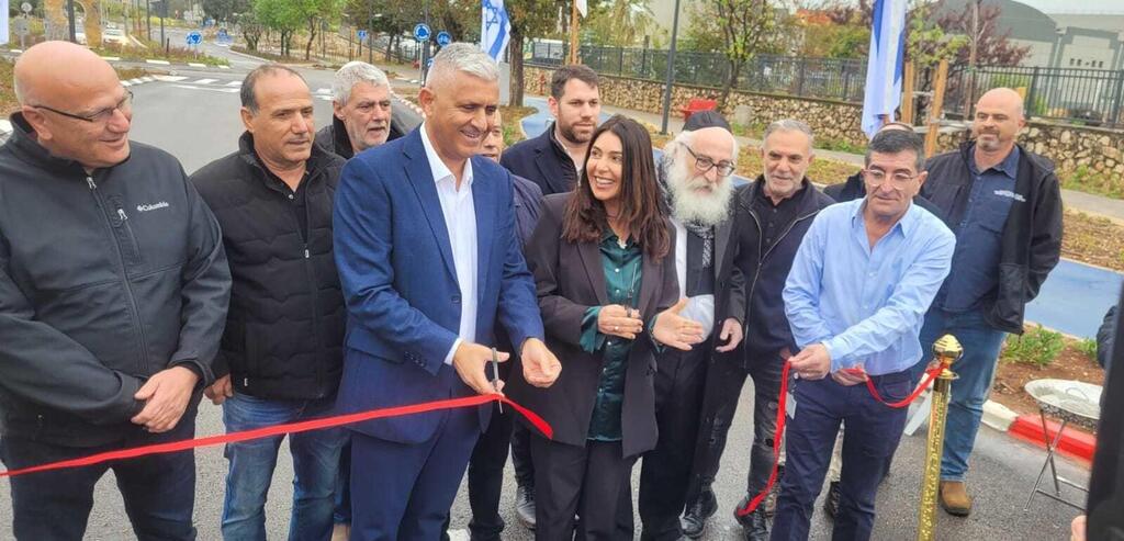 שרת ה תחבורה מירי רגב וראש מועצת חצור הגלילית לשעבר שמעון סויסה חונכים את הכניסה החדשה לישוב במרץ 2023
