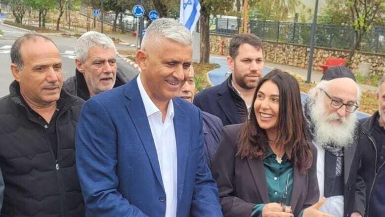 שרת ה תחבורה מירי רגב וראש מועצת חצור הגלילית לשעבר שמעון סויסה חונכים את הכניסה החדשה לישוב במרץ 2023