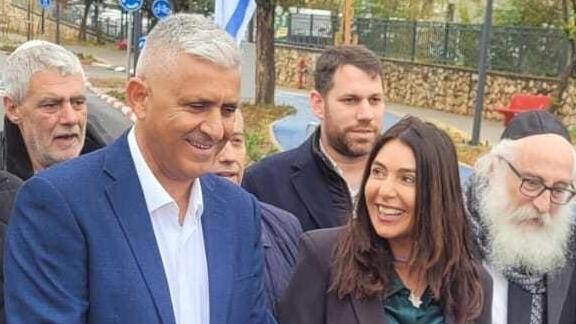 שרת ה תחבורה מירי רגב וראש מועצת חצור הגלילית לשעבר שמעון סויסה חונכים את הכניסה החדשה לישוב במרץ 2023