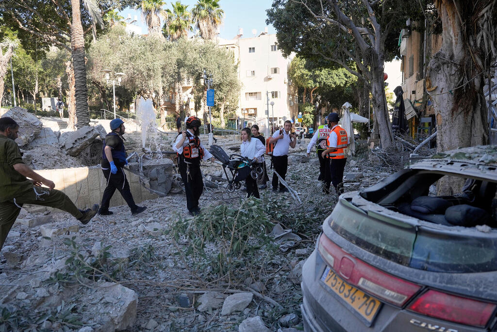 מחלצים לכודים (צילום: AP/ Baz Ratner) חיפה חילוץ זירה נפילה פגיעה ישירה ירי טיל טילים איראן 22.6.25