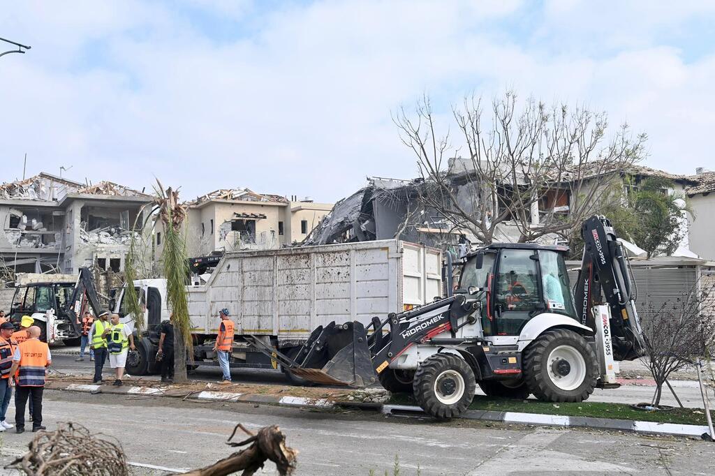 הרס בנס ציונה (צילום: קובי קואנקס) הרס ב נס ציונה 3 אחרי פגיעה של טיל איראני מלחמה עם איראן 22.6.25