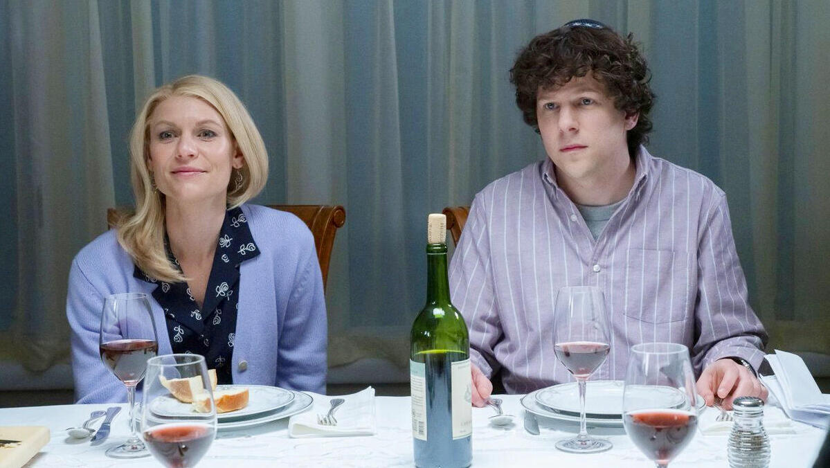 השחקנים ג'סי אייזנברג ו קלייר דיינס מתוך הסרט פליישמן בצרות פנאי