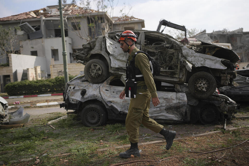 מפנים מכוניות שנהרסו (צילום: AP Photo/Ohad Zwigenberg) הרס ב נס ציונה 2 אחרי פגיעה של טיל איראני מלחמה עם איראן 22.6.25