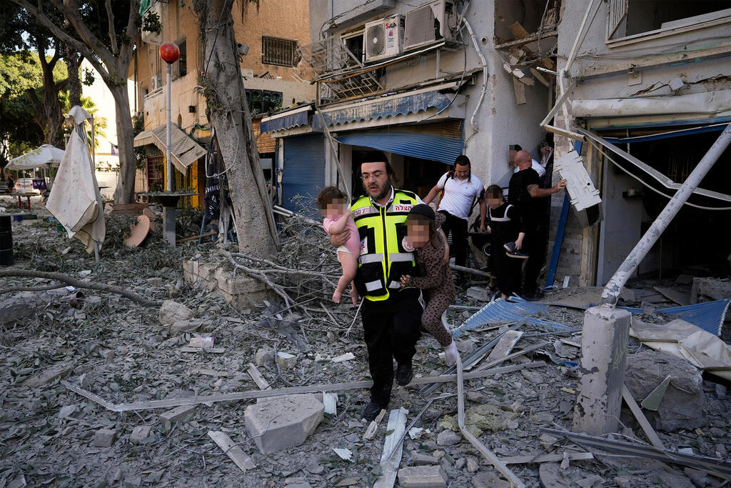 צילום: AP/ Baz Ratner חיפה חילוץ ילדים זירה נפילה פגיעה ירי טיל טילים איראן 22.6.25