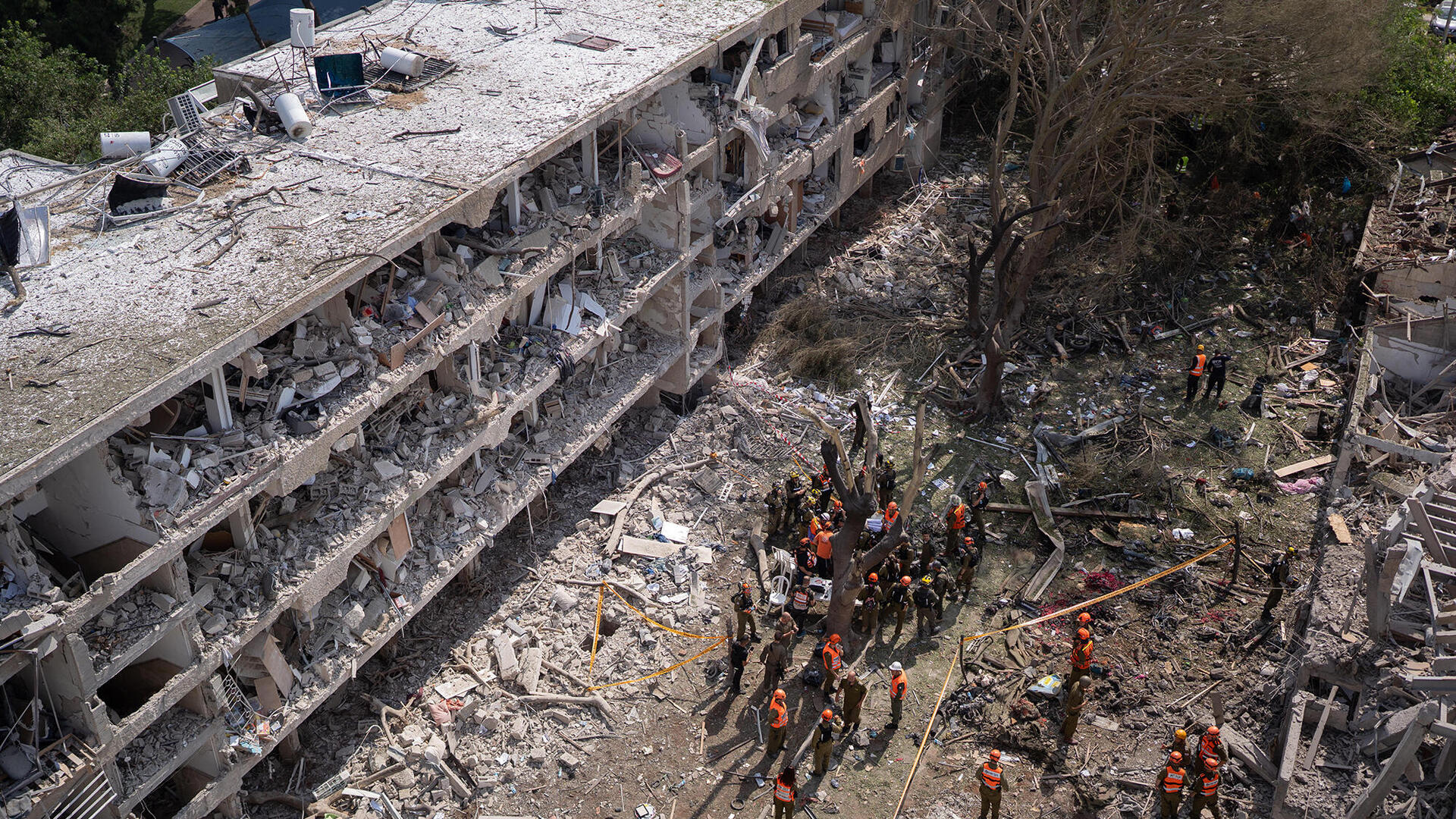 פגיעה קשה של טיל איראני ברחוב ב רמת אביב תל אביב